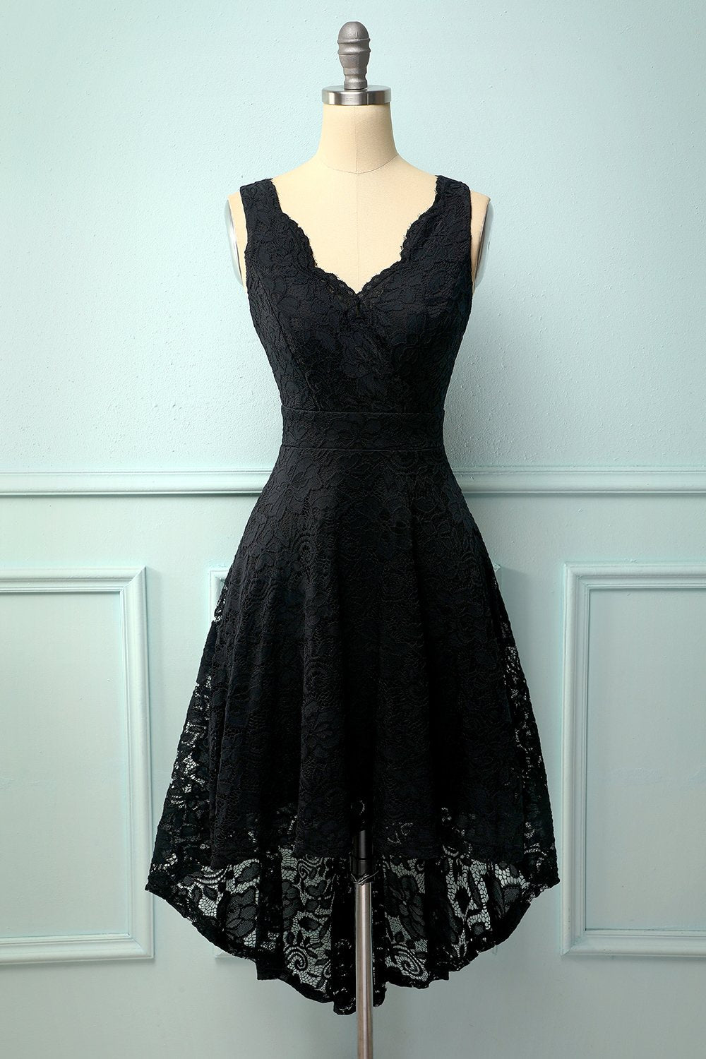 Vestido preto com decote em v