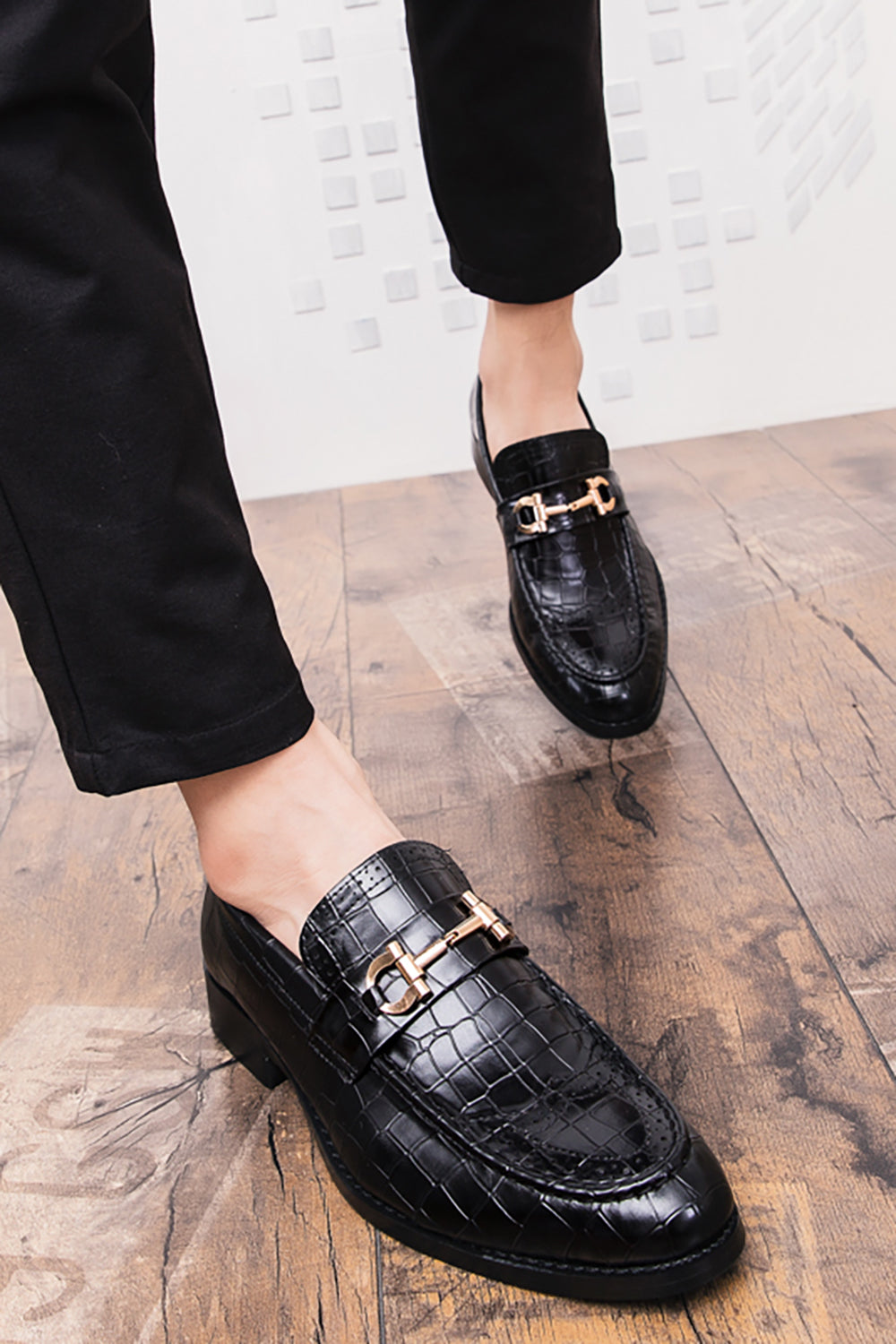 Sapatos masculinos de monge de couro preto escorregadio