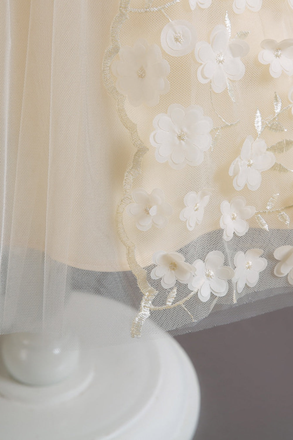 Champanhe A Line Tule Sem Mangas Vestido de Menina Com Arco
