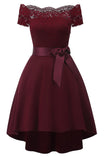 Uma linha fora do ombro borgonha vestido de renda com Bowknot