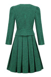 Um vestido vintage xadrez de grade v pescoço verde