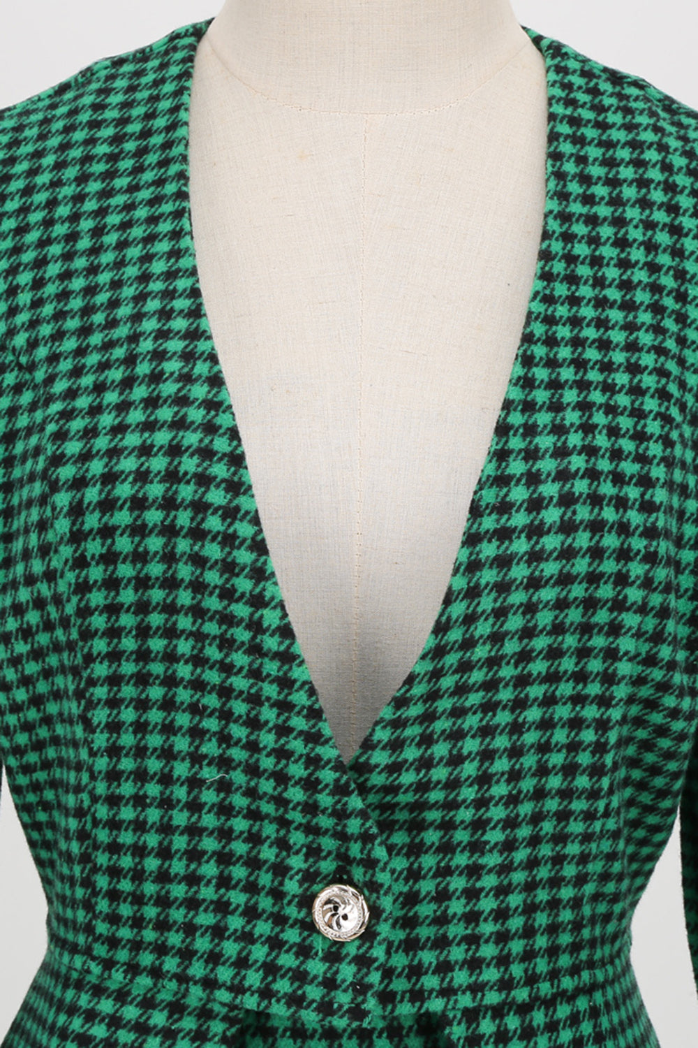 Um vestido vintage xadrez de grade v pescoço verde