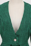 Um vestido vintage xadrez de grade v pescoço verde