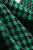 Um vestido vintage xadrez de grade v pescoço verde