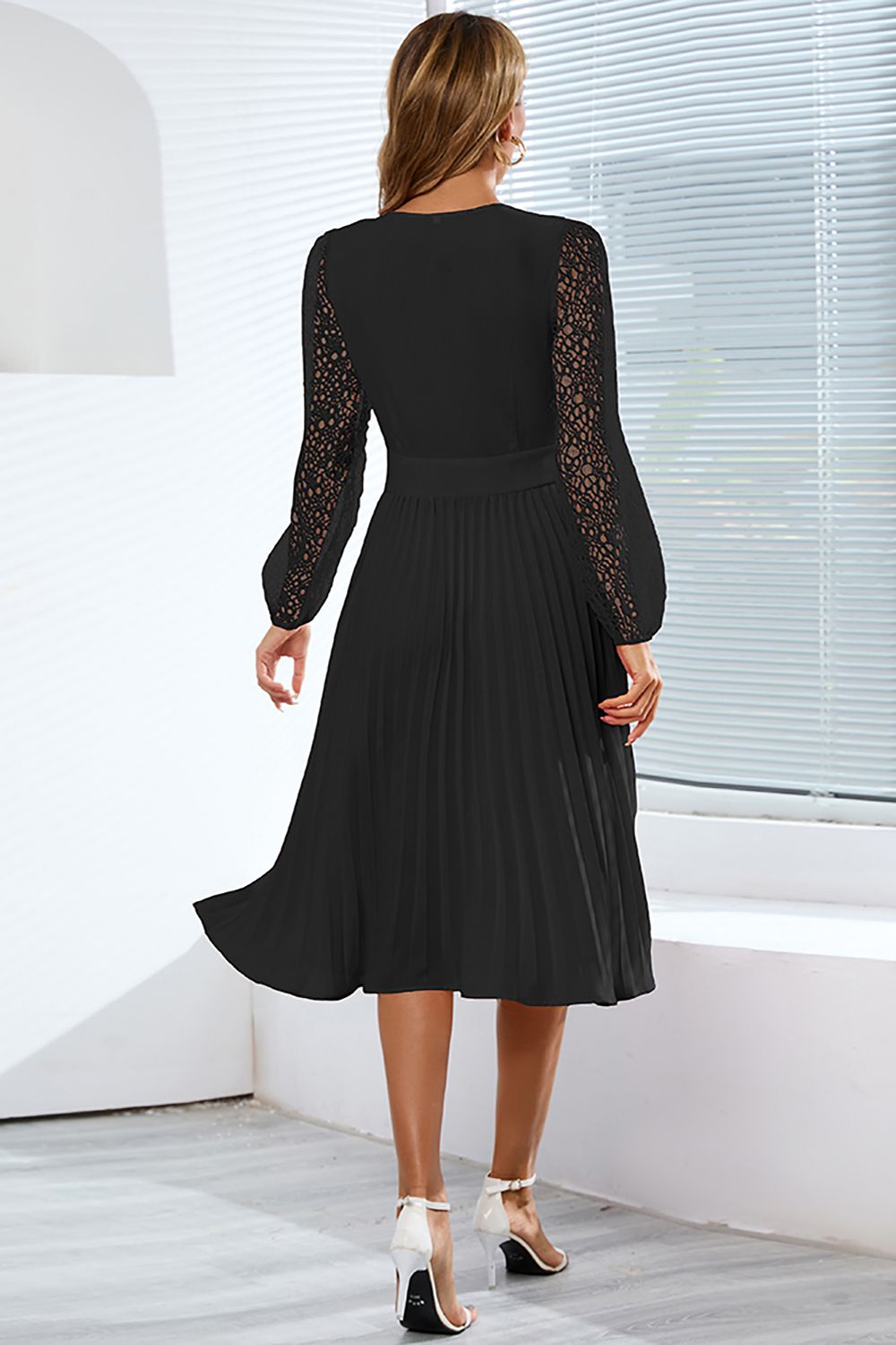 Vestido de renda manga comprida com folhos