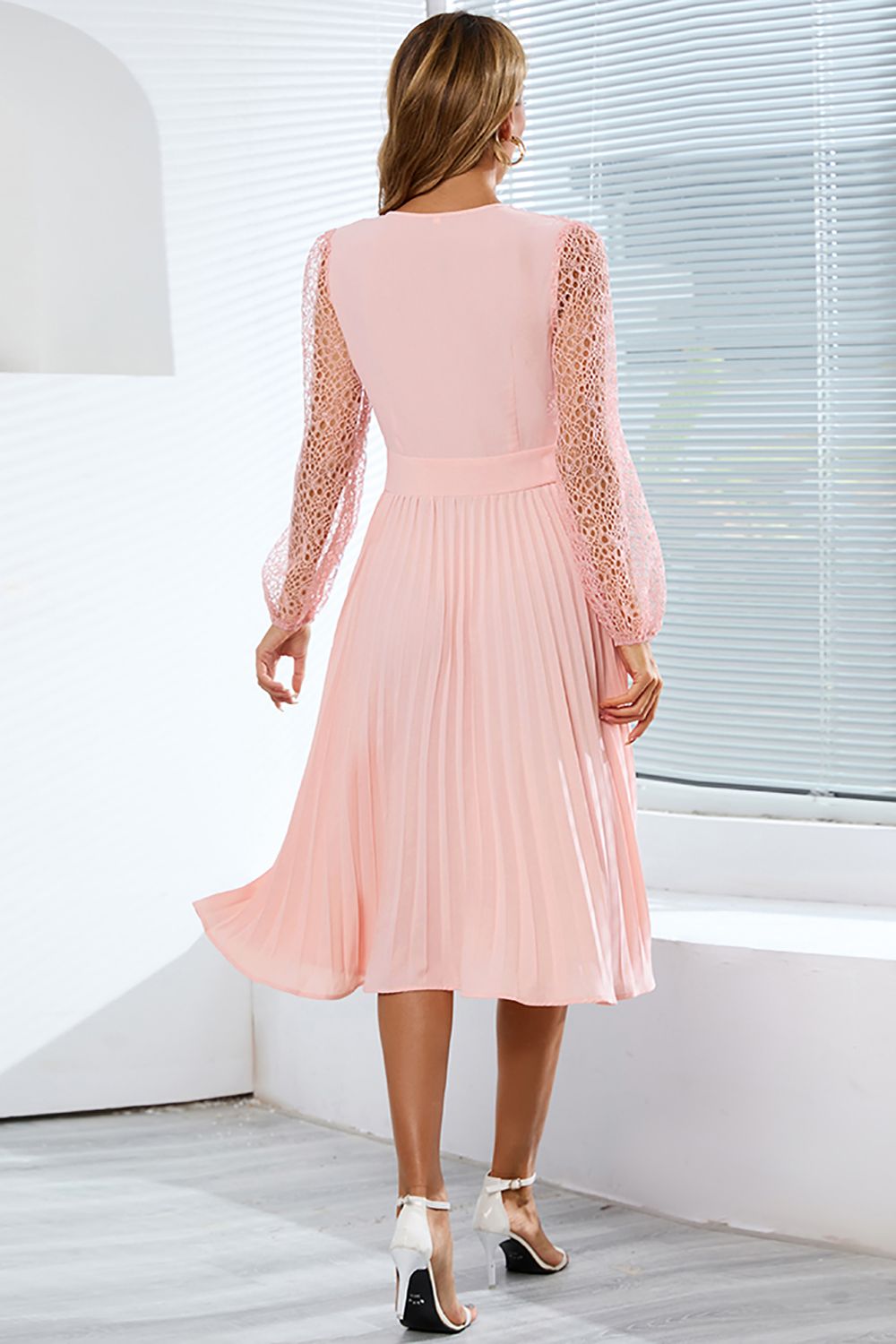 Vestido de renda manga comprida com folhos