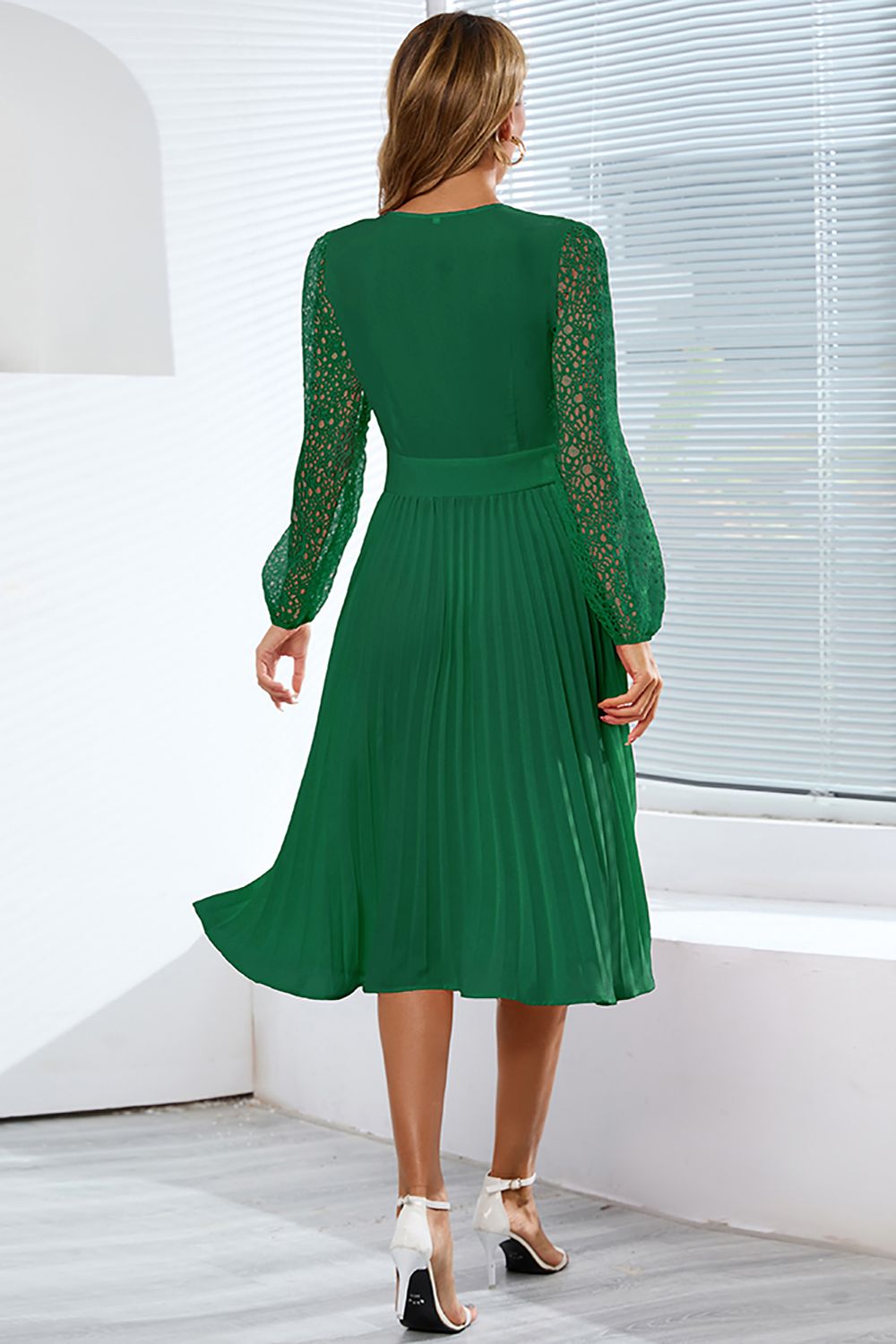 Vestido de renda manga comprida com folhos