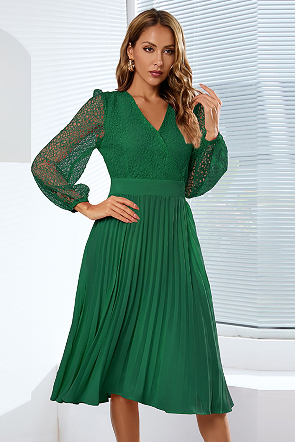 Vestido de renda manga comprida com folhos