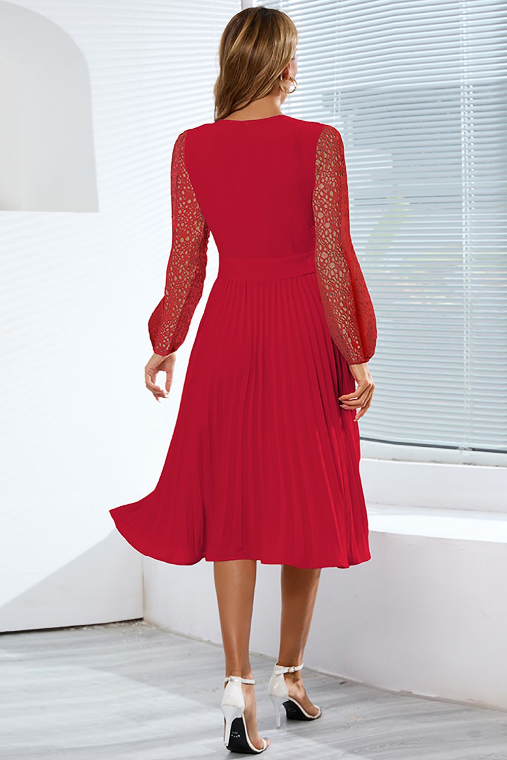 Vestido de renda manga comprida com folhos