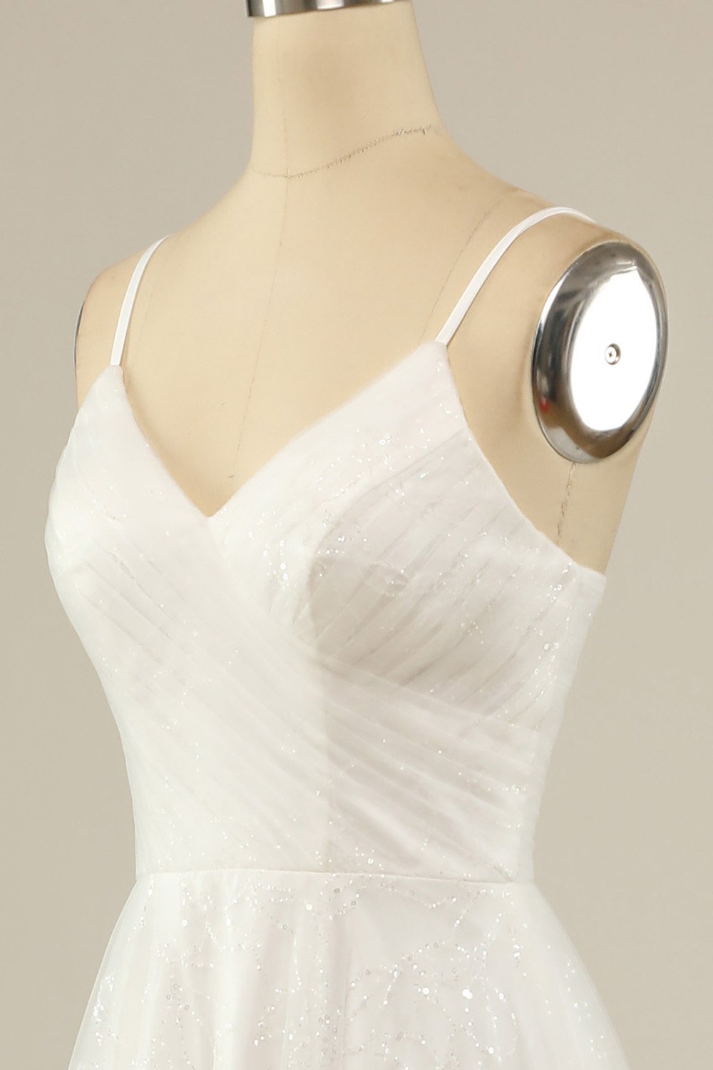 Um vestido de festa de tule de espaguete de linha