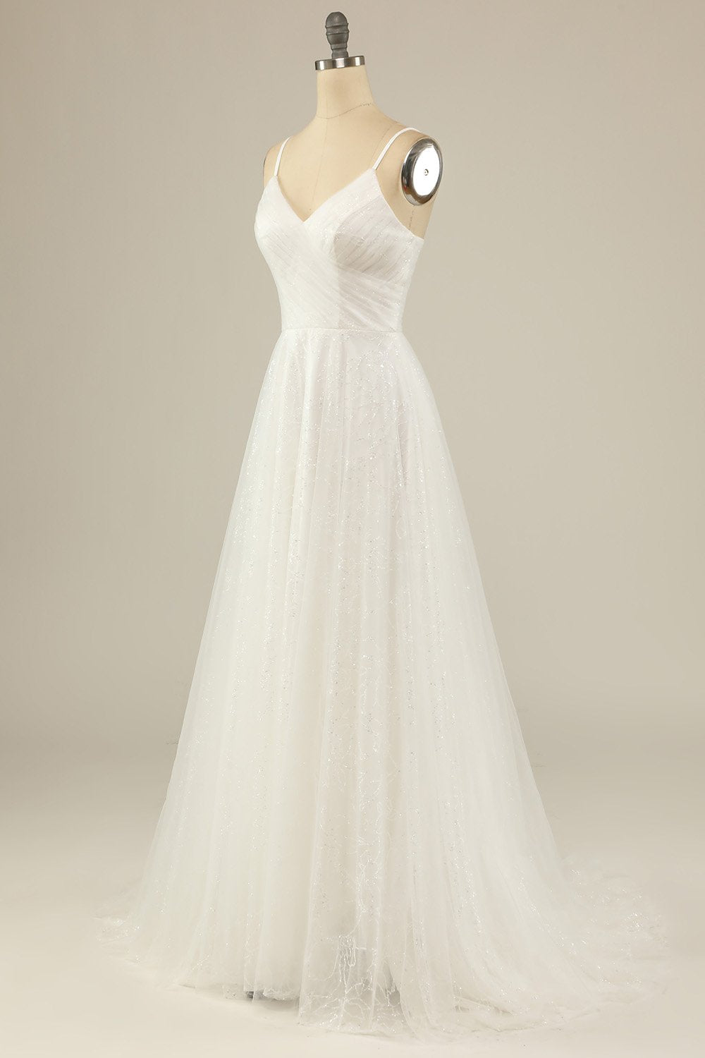 Um vestido de festa de tule de espaguete de linha