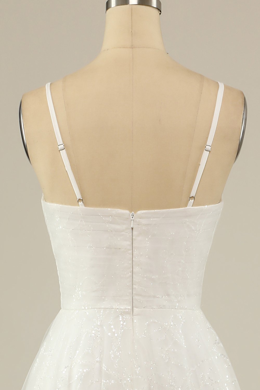 Um vestido de festa de tule de espaguete de linha