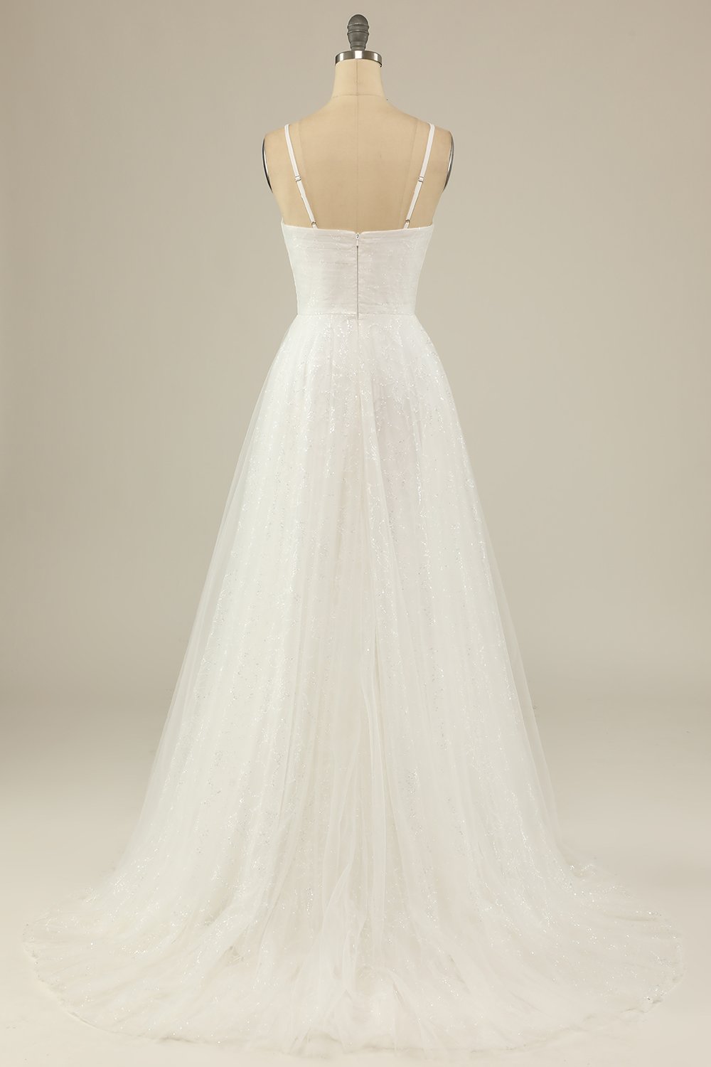 Um vestido de festa de tule de espaguete de linha