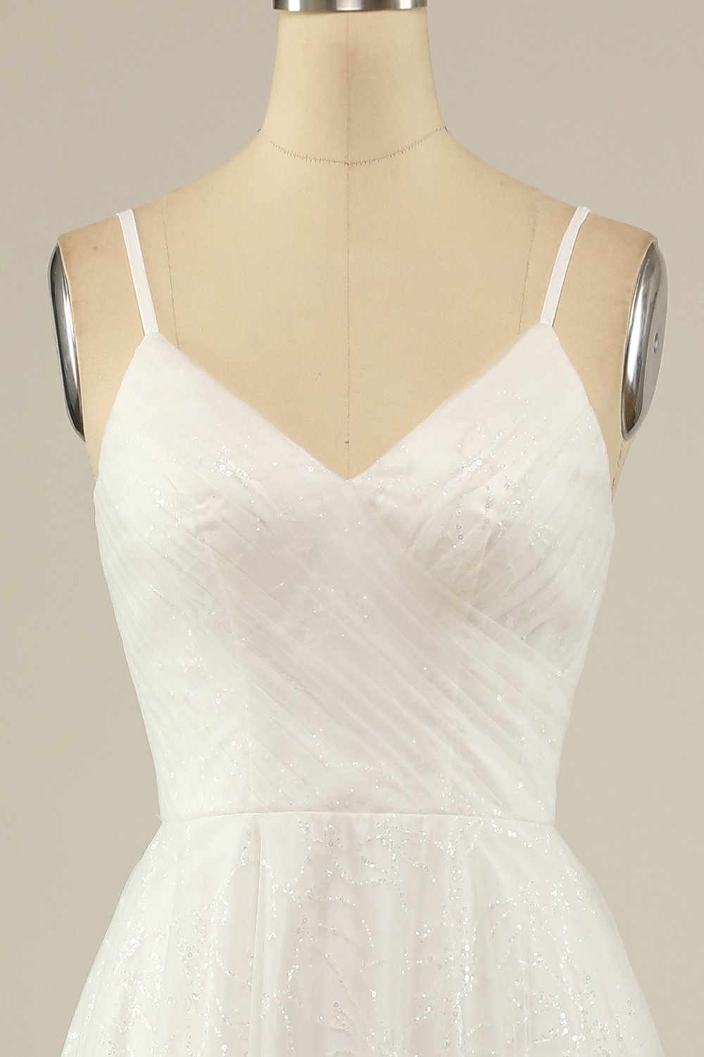 Um vestido de festa de tule de espaguete de linha