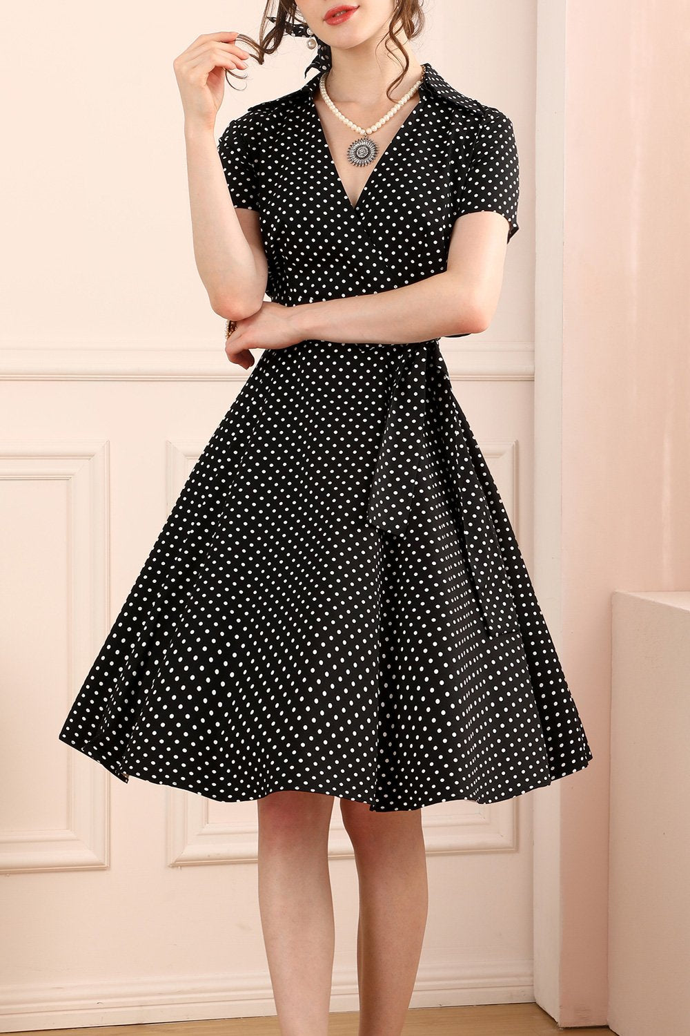 Vestido preto com pontos brancos dos anos 50
