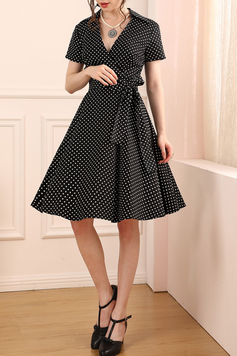 Vestido preto com pontos brancos dos anos 50