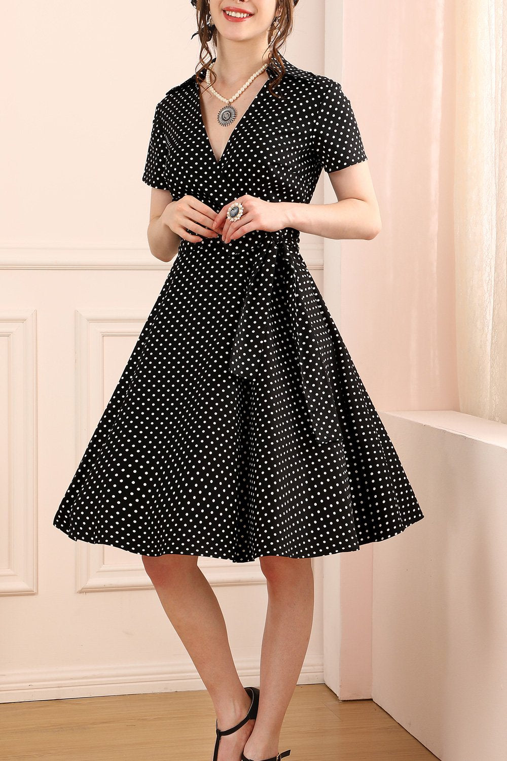 Vestido preto com pontos brancos dos anos 50