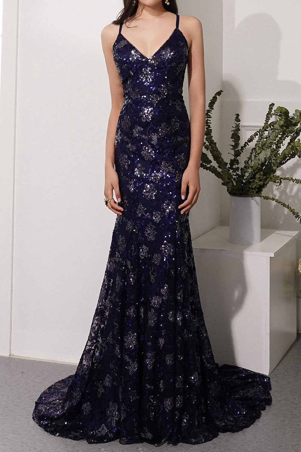 Vestido de noite azul marinho com lantejoulas