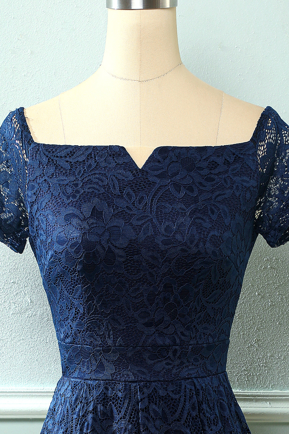 Marinha fora do vestido de renda do ombro