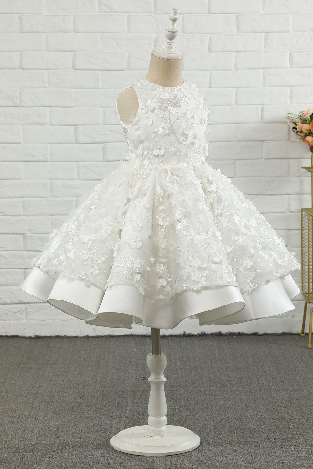 Vestido de menina flor sem mangas de aplique branco