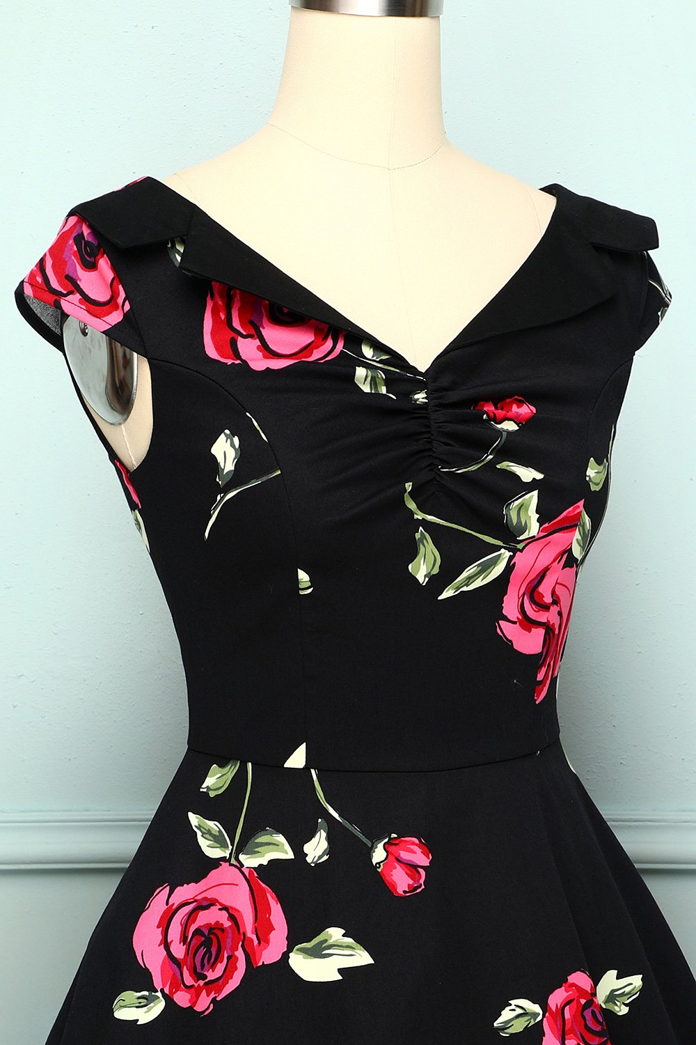 Vestido preto estampado rosa
