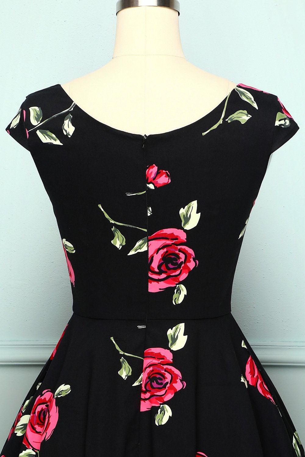 Vestido preto estampado rosa