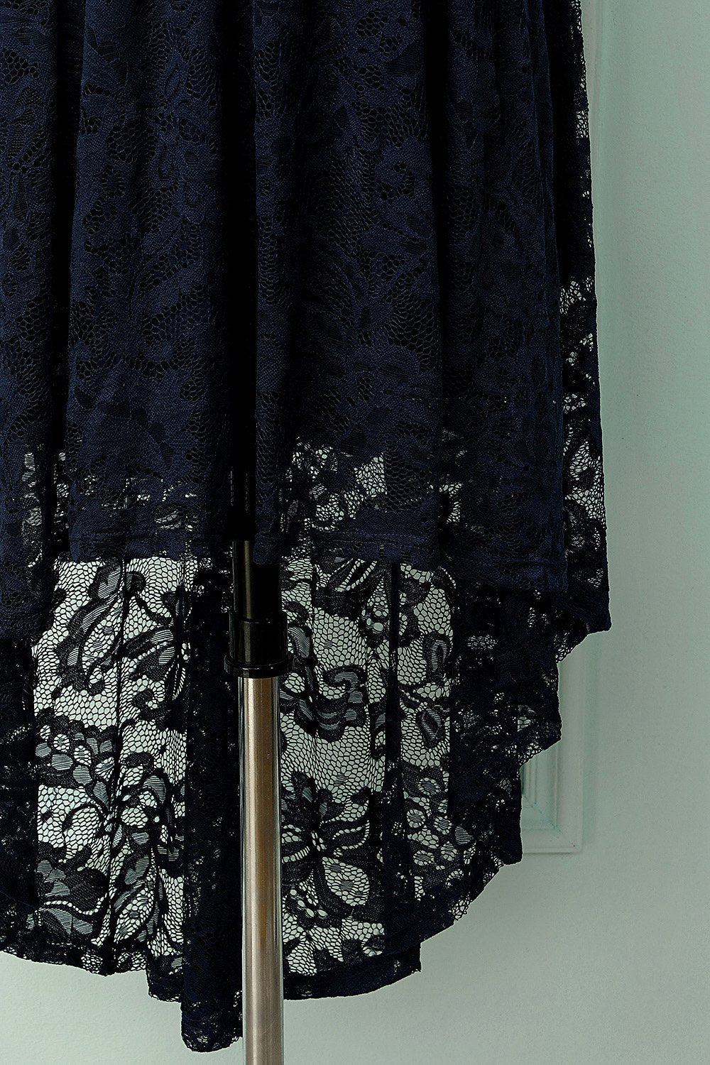Vestido assimétrico de renda azul marinho