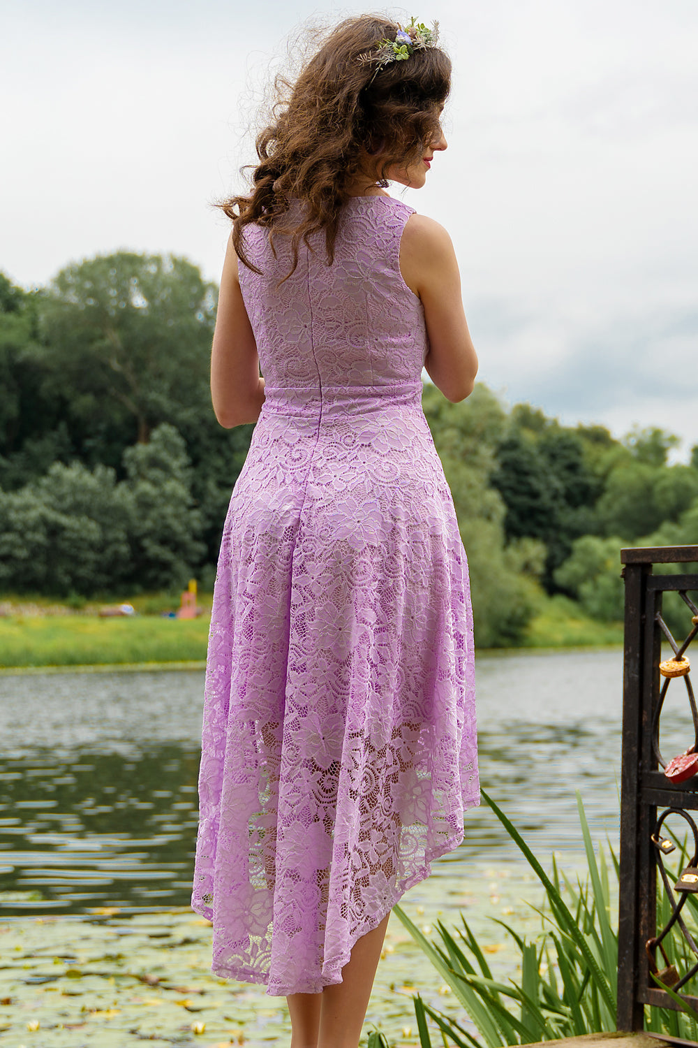 Vestido de renda com decote em v de lavanda