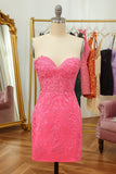 Vestido de cocktail curto rosa apertado com apliques