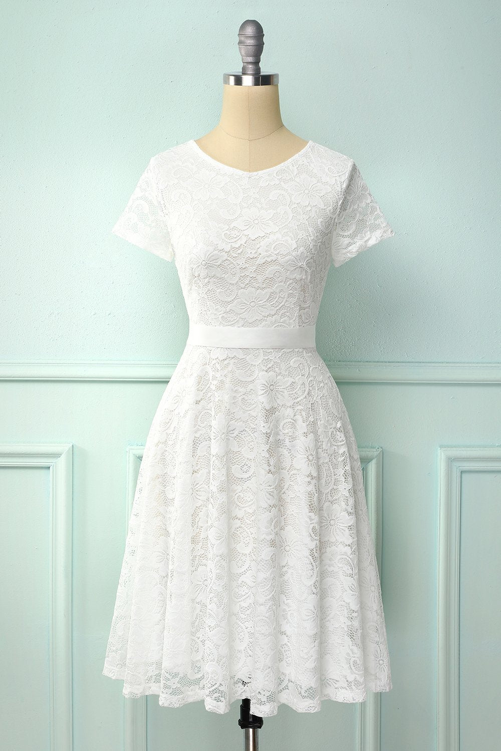 Vestido de renda branca de mangas curtas