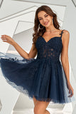 Vestido de cocktail curto sem costas da Marinha com apliques
