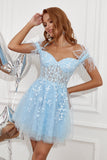 Vestido de regresso a casa de ombro azul com penas