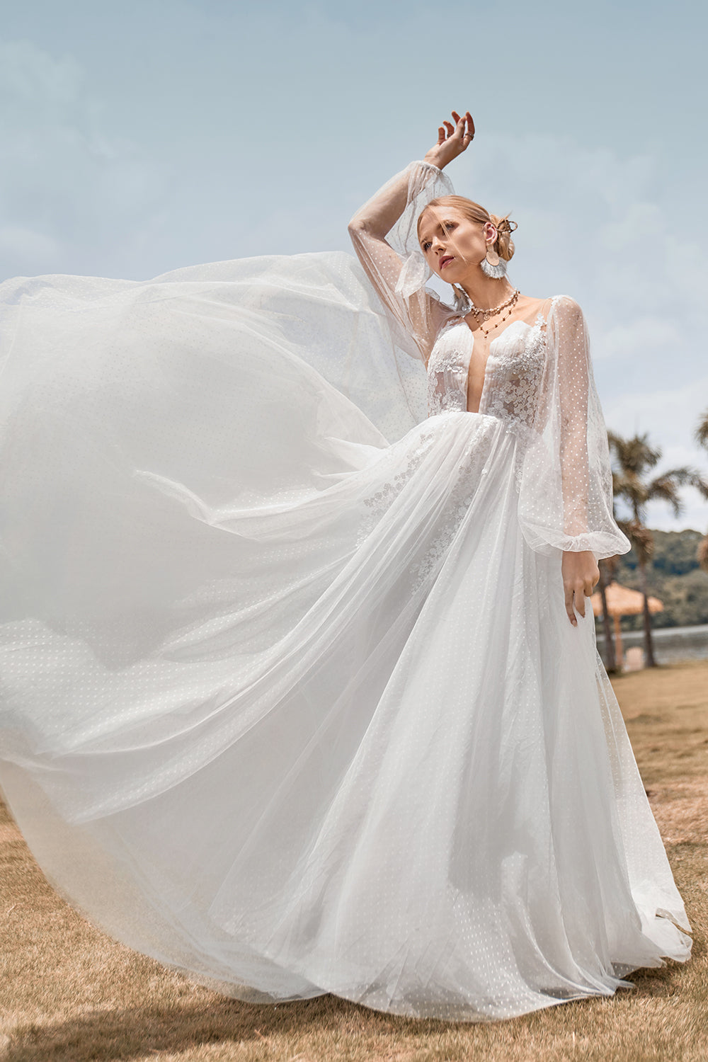 Mangas compridas Open Back Ivory Um vestido de noiva de linha com apliques