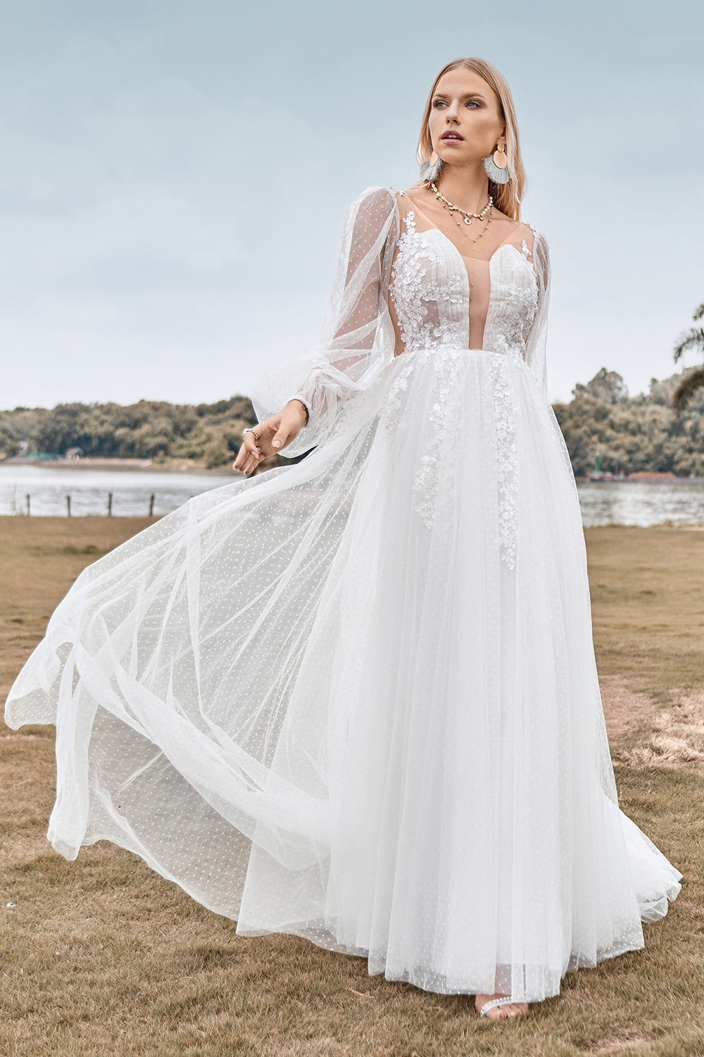 Mangas compridas Open Back Ivory Um vestido de noiva de linha com apliques
