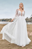 Mangas compridas Open Back Ivory Um vestido de noiva de linha com apliques