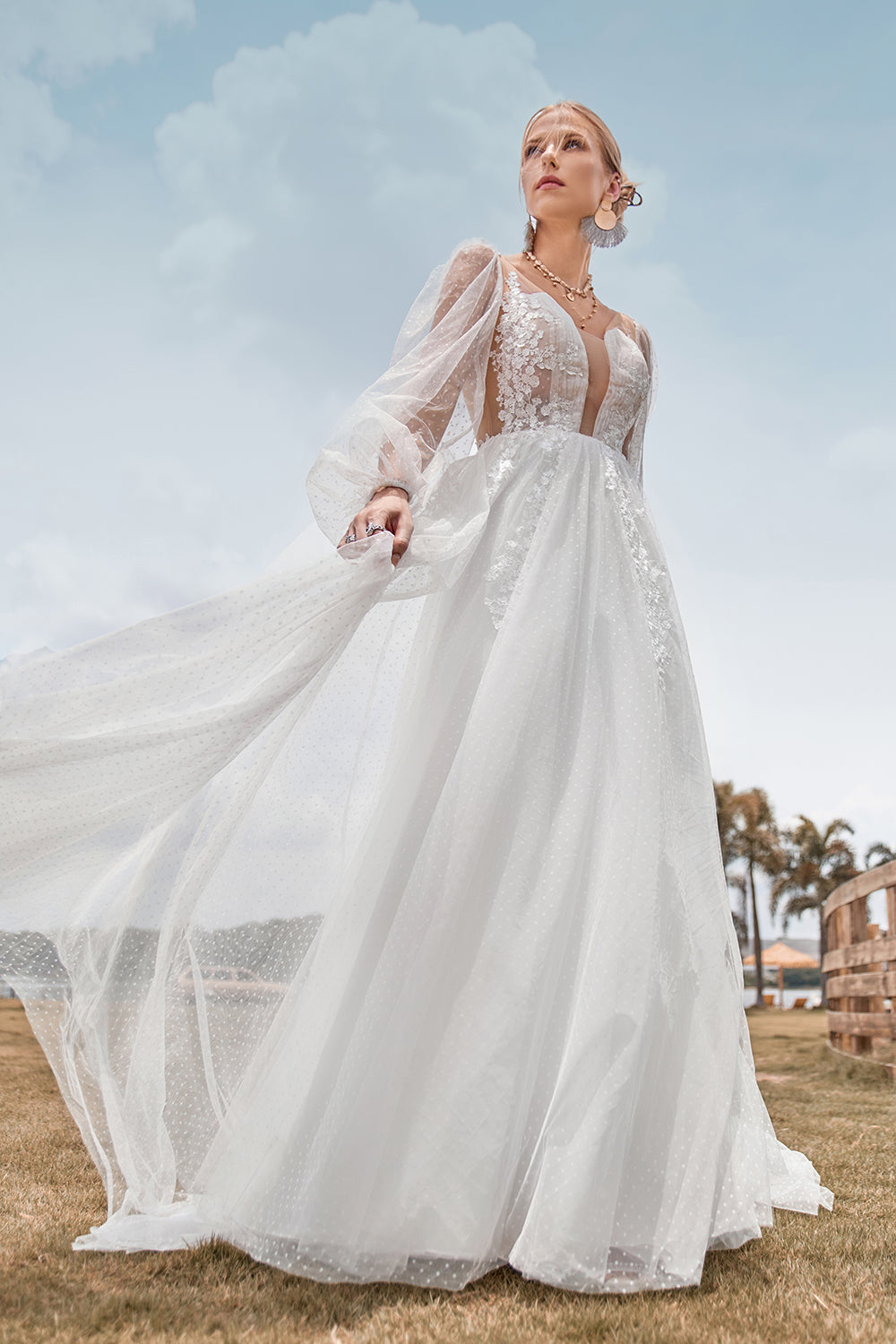 Mangas compridas Open Back Ivory Um vestido de noiva de linha com apliques