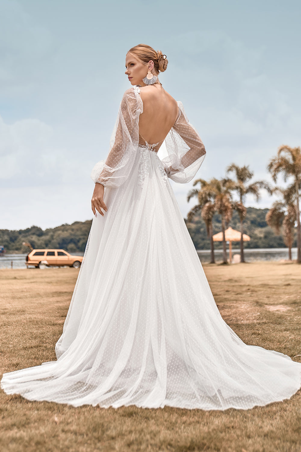 Mangas compridas Open Back Ivory Um vestido de noiva de linha com apliques