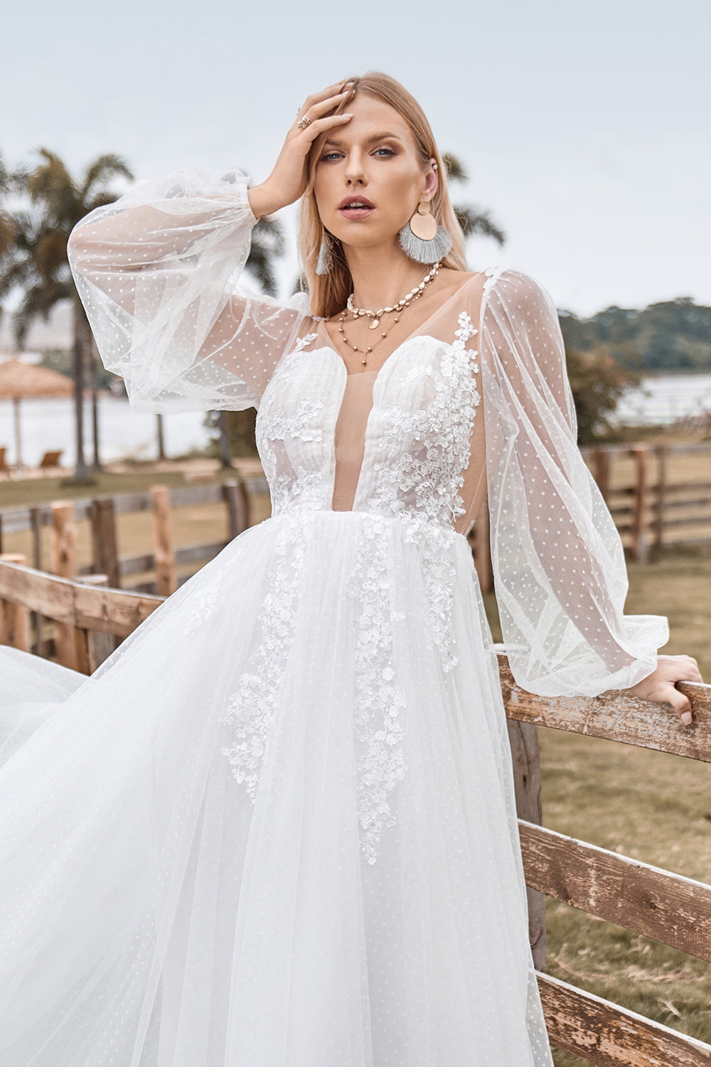 Mangas compridas Open Back Ivory Um vestido de noiva de linha com apliques