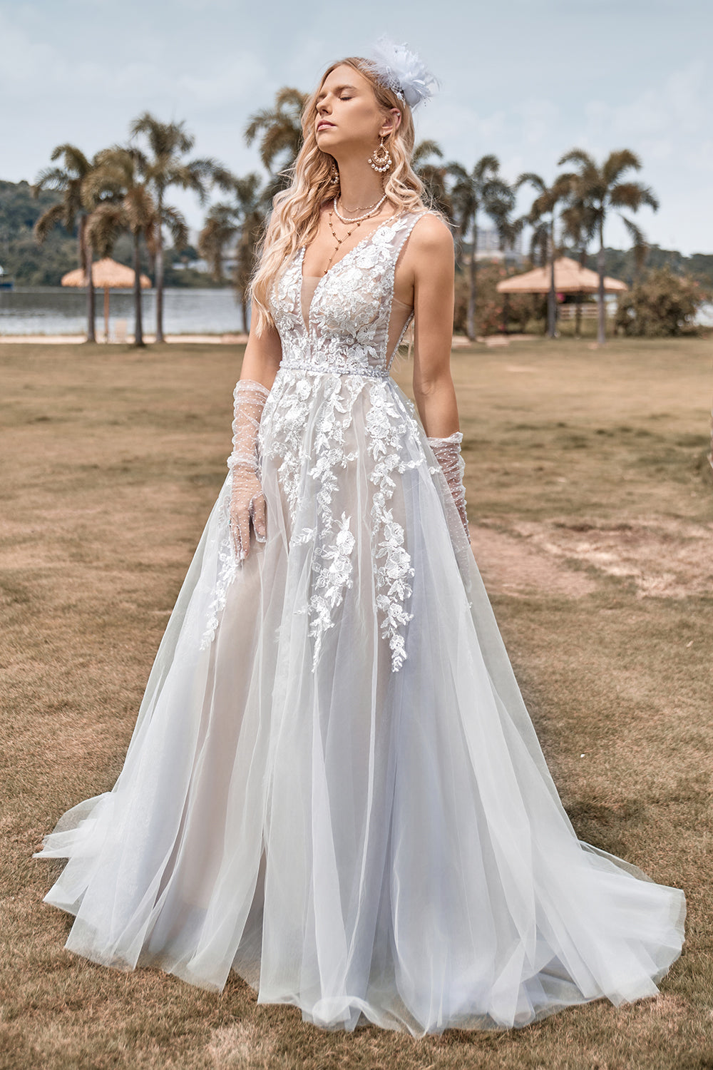 Uma linha de tule vestido de noiva de marfim com apliques