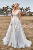 Uma linha de tule vestido de noiva de marfim com apliques