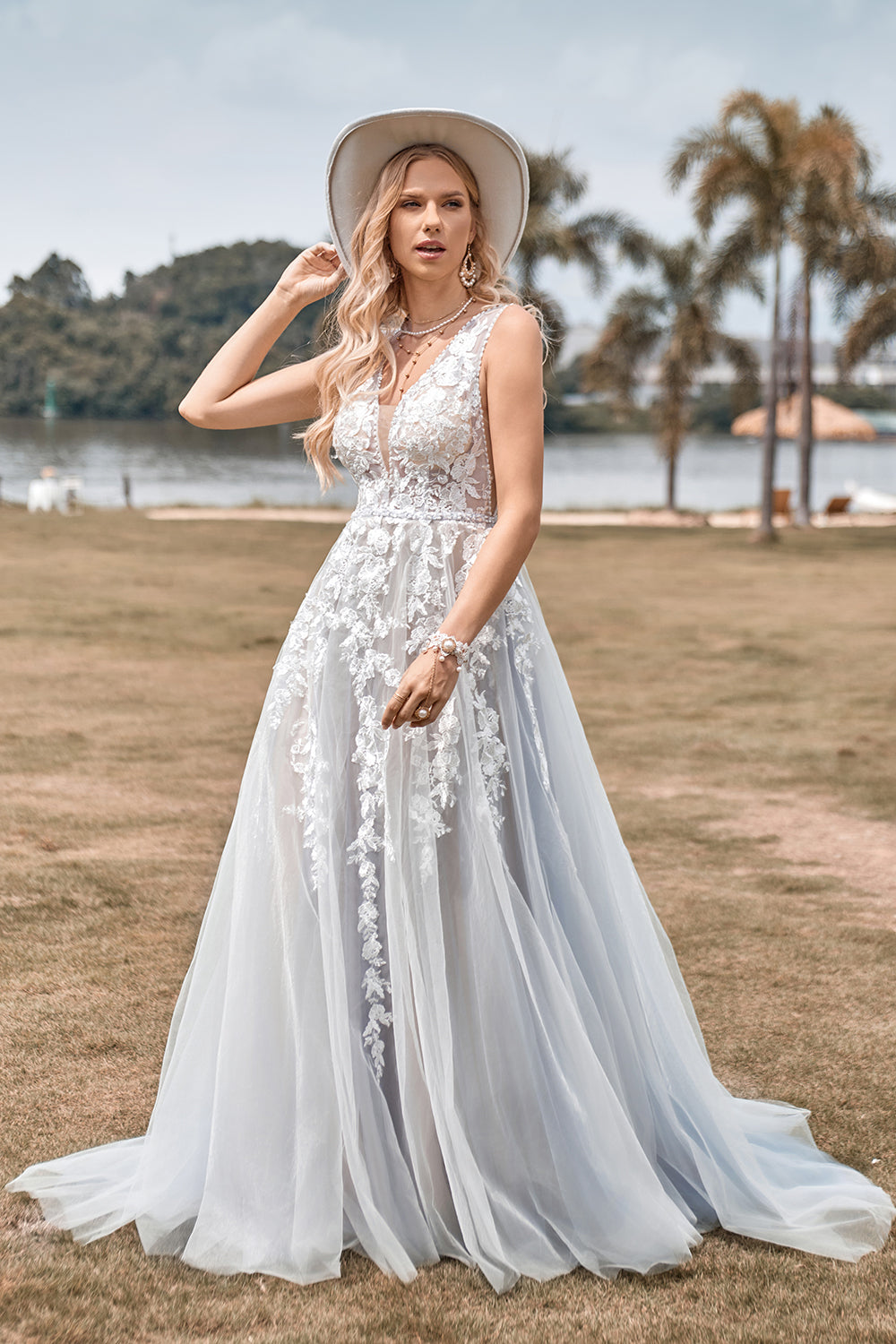 Uma linha de tule vestido de noiva de marfim com apliques