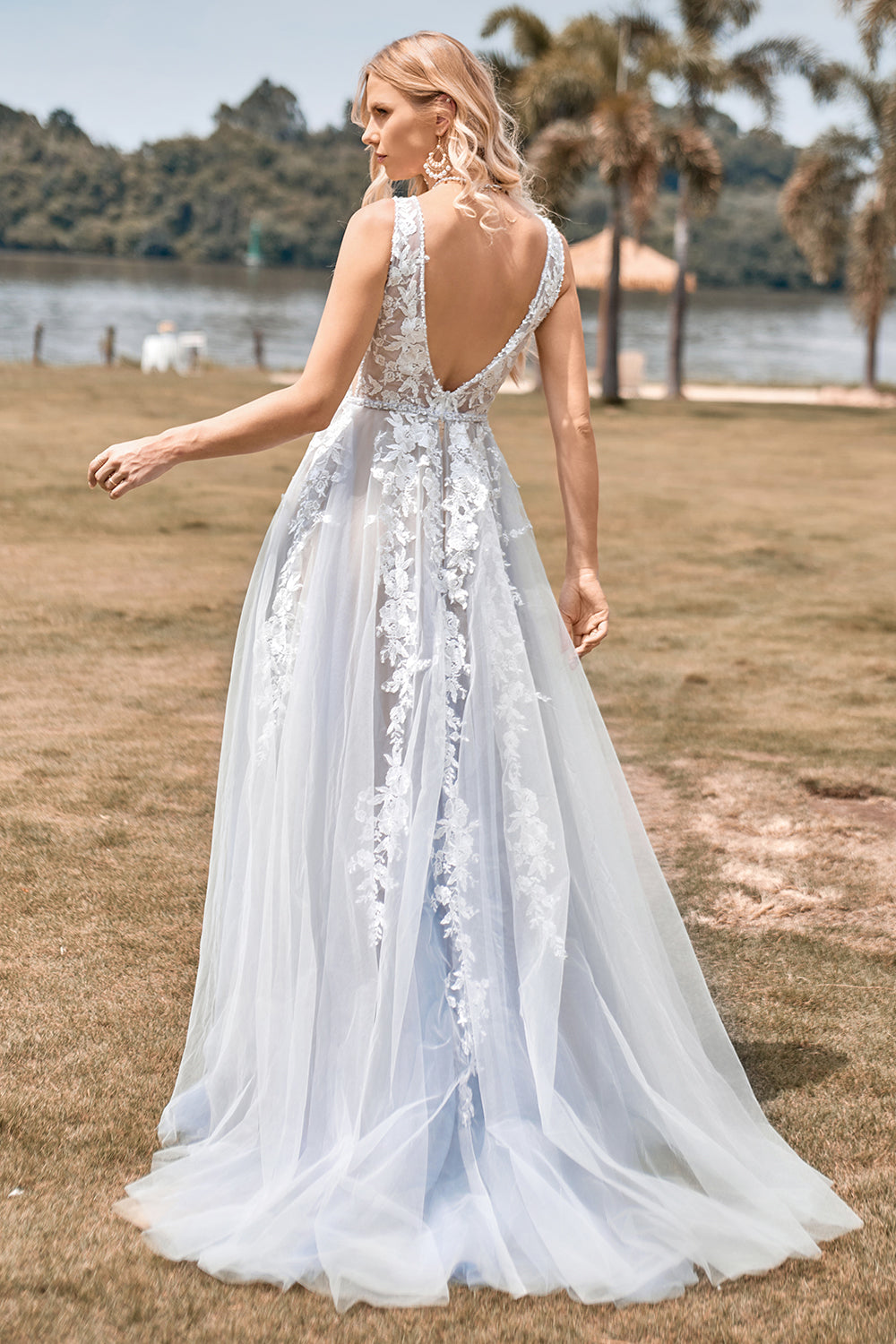 Uma linha de tule vestido de noiva de marfim com apliques