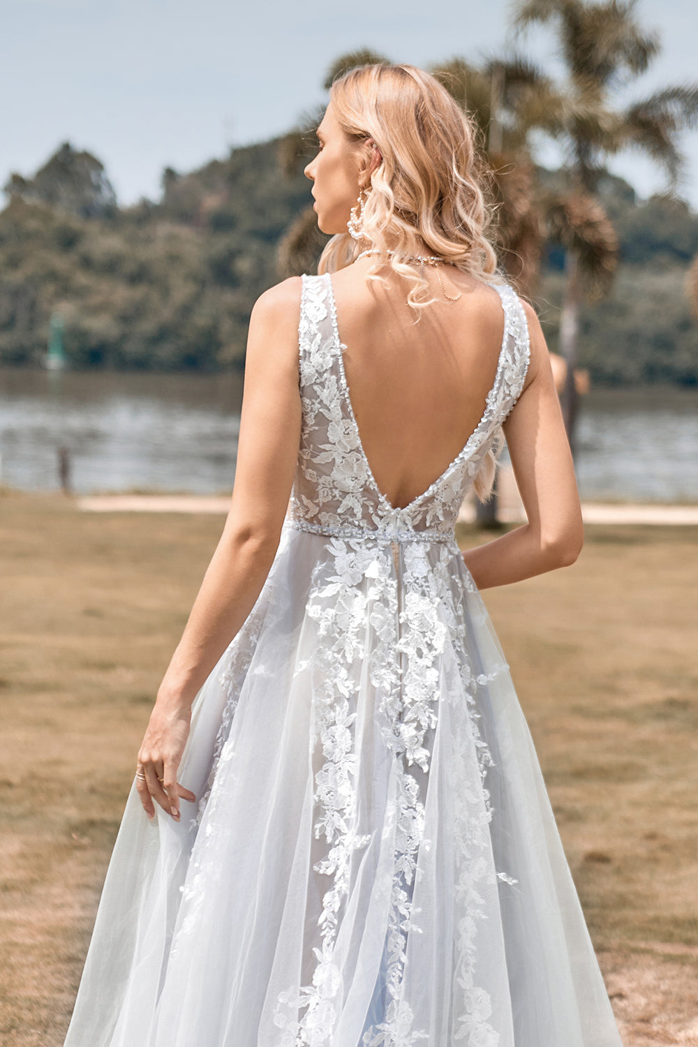 Uma linha de tule vestido de noiva de marfim com apliques