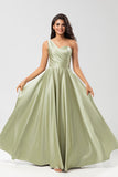Um ombro cetim vestido verde dama de honra com bolsos