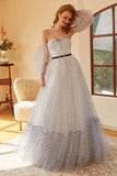 Vestido de baile de bolinhas brancas com mangas