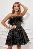 Vestido de coquetel preto sem alças com penas
