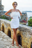 Vestido de regresso a casa branco sem alças de sheath com penas