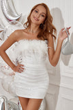 Vestido de Cocktail branco sem alças com penas