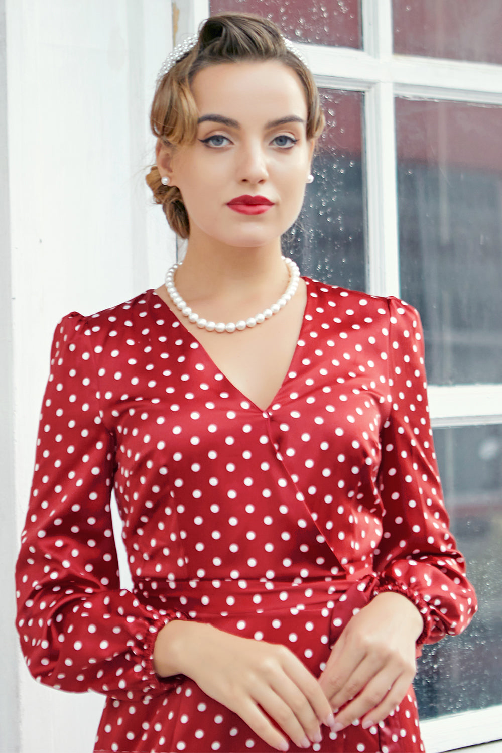 Vestido casual de bolinhas bordô