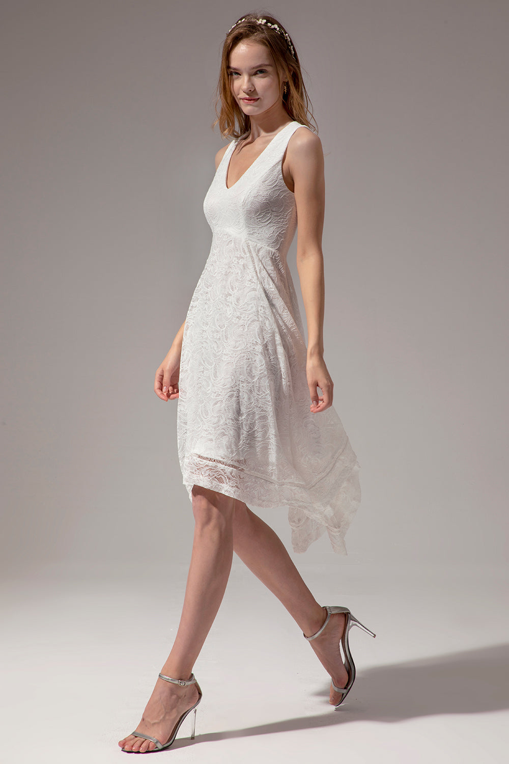 Vestido assimétrico em renda branca com decote em v